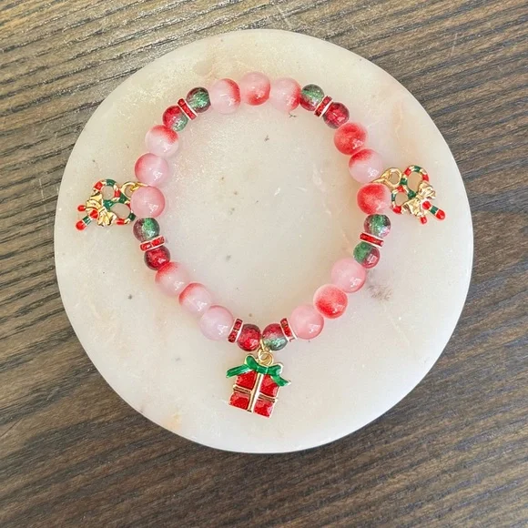Elegant Red and Green Beaded Bracelet with Gift Charm Christmas Gift Stretchy - Picture 4 of 4